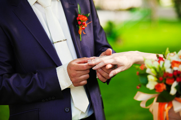 At the wedding groom wears the ring bride - Фото, зображення