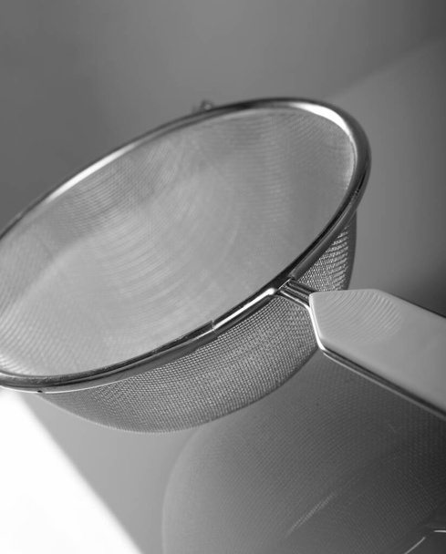 Крупним планом металева серветка з пластиковою ручкою, сучасний кухонний посуд
 - Фото, зображення