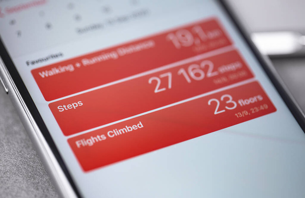 Apple iPhone met Health app Wandelen, Hardlopen Afstand, Stappen en Vluchten Klim op het scherm. Apple Inc. is een Amerikaans technologiebedrijf. Moskou, Rusland - 16 september 2020 - Foto, afbeelding