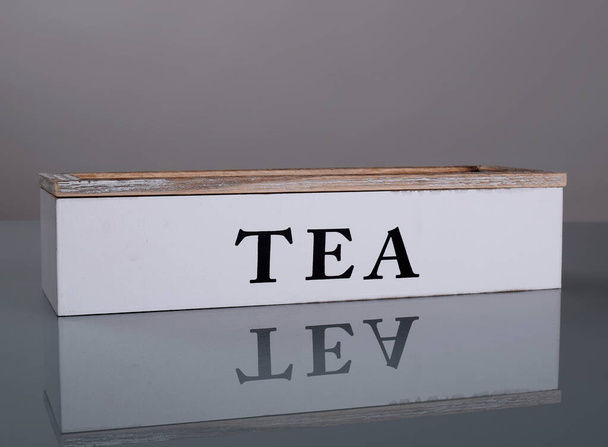 Scatola bianca in legno per tè, vista frontale - Foto, immagini