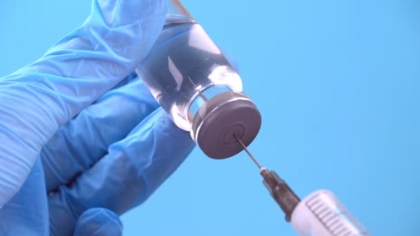 Aiguille en gros plan d'une seringue et d'un flacon. Vaccin contre le coronavirus - Séquence, vidéo