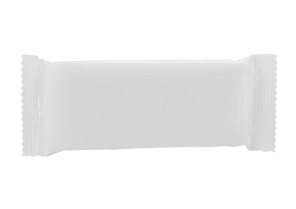 Bovenaanzicht van blanco plastic zakje snack verpakking voor chocolade wafels op witte achtergrond - Foto, afbeelding
