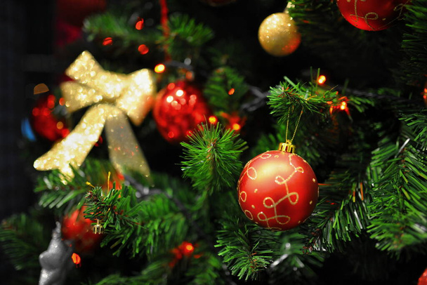 Cerca de un árbol de Navidad y decoraciones - Foto, Imagen
