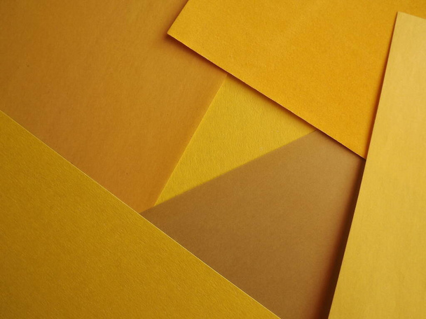 το φόντο της κάρτας είναι κατασκευασμένο από διαφορετικές αποχρώσεις του κίτρινου - Φωτογραφία, εικόνα