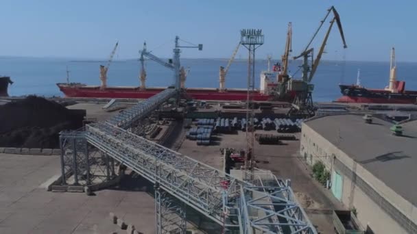 kereskedelmi hajó berakodása a kikötőben gabonával biztonsági öv segítségével - Felvétel, videó