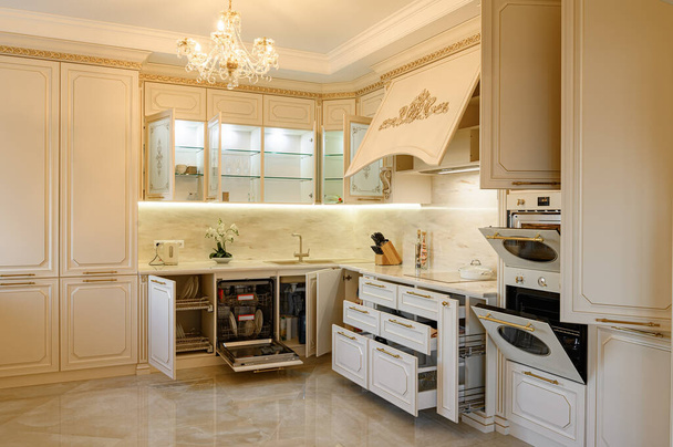 Luxe beige en goud klassieke keuken interieur - Foto, afbeelding