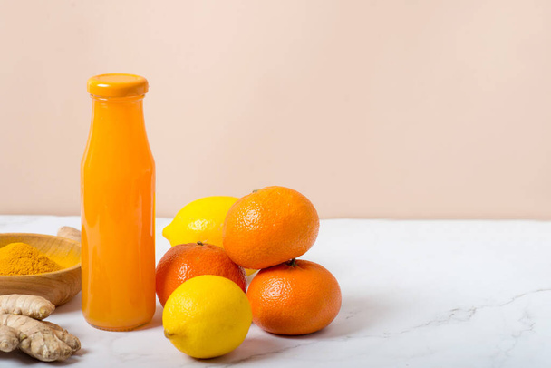 ジンジャー、ターメリック、蜂蜜と柑橘類のジュースからパワードリンク。選択的焦点 - 写真・画像