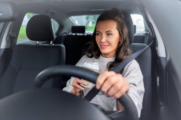 woman or female driver with coffee driving car - Foto, Imagen