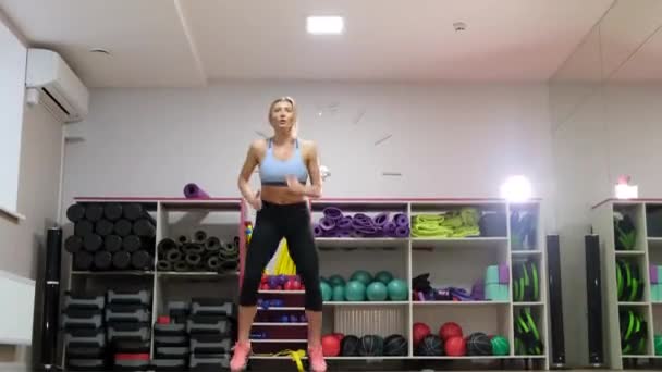 Taai uithoudingsvermogen training voor twee jonge prachtige fitness modellen doen hurken samen binnen - Video
