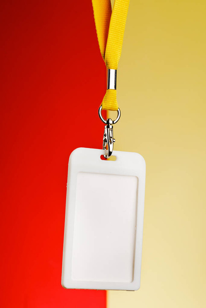 İsim ve sarı kablo için kimlik kartı, metin için boş alan - Fotoğraf, Görsel