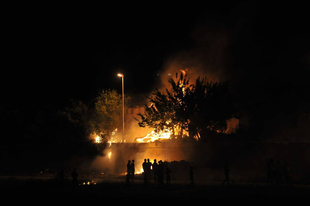 Dom ogień z całkowitym i całkowitym zniszczeniem w nocy z płomieni - Zdjęcie, obraz
