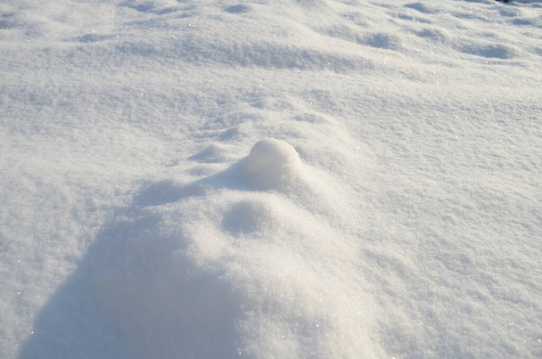 gyönyörű hómintás tapéta az asztali, textúra a hóesés a sziklán. friss hó gyűjtése a földön, friss hóesés - Fotó, kép