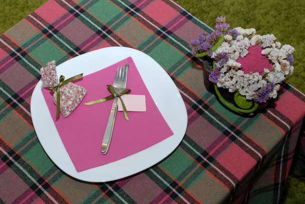 Украшенная тарелка со столовыми приборами для свадьбы и других видов торжеств - Фото, изображение