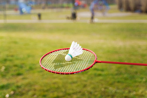 Shuttlecock en badminton racket apparatuur op gras - Foto, afbeelding