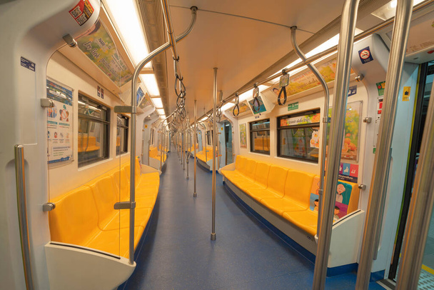 公共交通機関の電車、地下鉄、地下鉄内の空のインテリアは、タイのバンコク市内で大量急速輸送で地下鉄。. - 写真・画像