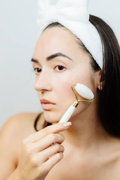 顔の皮膚のためのアンチエイジングマッサージを行う女性 - 写真・画像
