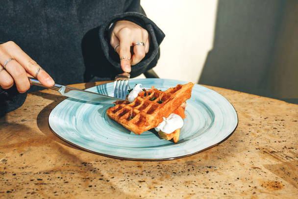 Kadın Belçika waffle 'ı yiyor. - Fotoğraf, Görsel