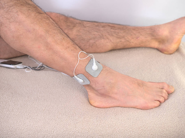 脚に電極を有する者の閉鎖 - 写真・画像