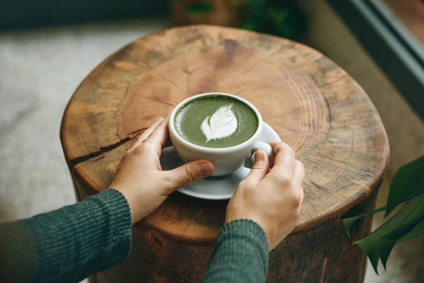 Κορίτσι πίνει matcha latte τσάι - Φωτογραφία, εικόνα