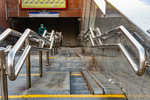 Entrada al paso subterráneo para sillas de ruedas, descenso al metro para personas con discapacidad - Foto, imagen