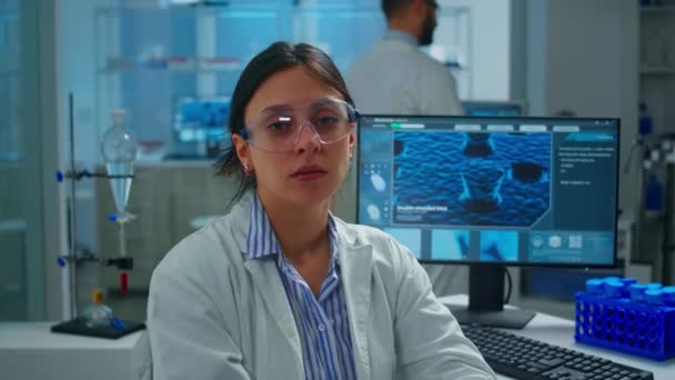 Epidemia chemik patrząc zmęczony przed kamerą, ziewanie pracy w laboratorium - Materiał filmowy, wideo