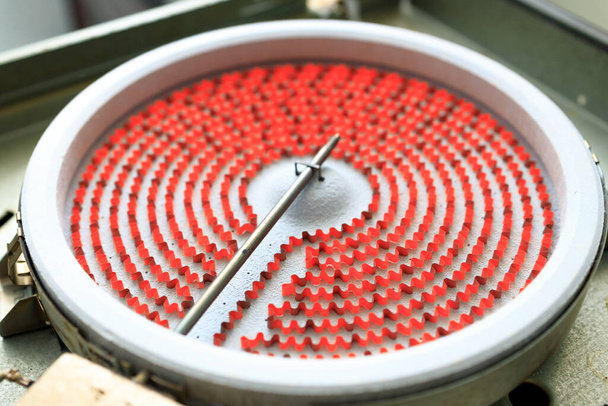 la parte desmontada de la estufa eléctrica en forma de espiral se calienta hasta rojo. reparación y comprobación de placas eléctricas - Foto, Imagen
