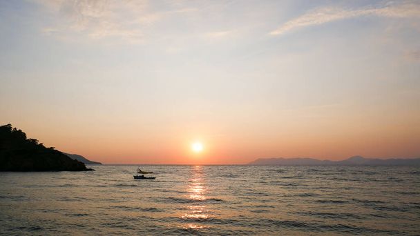 トルコ、フェティエ。街とその周辺の写真。海での魔法の夕日、明るい風景 - 写真・画像
