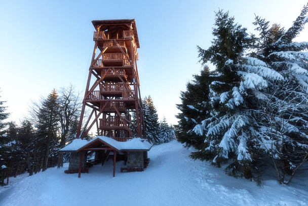 ein neuer schöner hölzerner Aussichtsturm auf dem Gipfel des Berges Vrchmez. Winterlandschaft in der Nähe von Zieleniec Skiarena, Adlergebirge, Polen - Foto, Bild