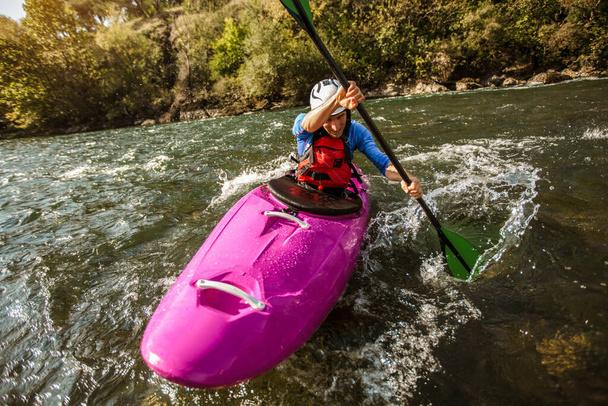Kayak de aguas bravas, rafting deportivo extremo. Guy en kayak navega río de montaña. - Foto, Imagen