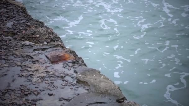 El rompeolas es lavado por las olas en cámara lenta - Imágenes, Vídeo