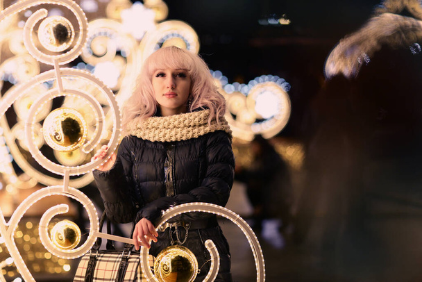 portrait de rue femme blonde avec décorations illuminées de Noël - Photo, image