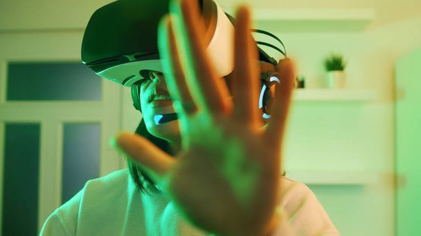 Giovane donna asiatica sperimentando la realtà virtuale.  - Foto, immagini