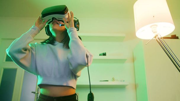 fiatal ázsiai nő tapasztal virtuális valóság.  - Fotó, kép