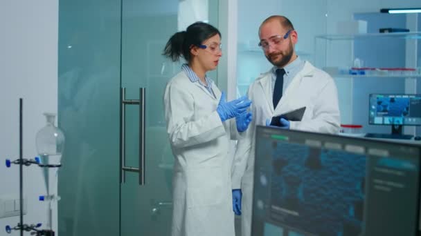 Équipe de scientifiques médicaux menant le développement de vaccins avec l'aide de la haute technologie - Séquence, vidéo