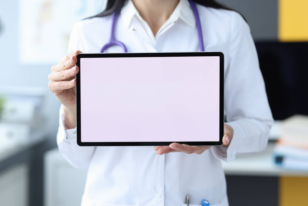 Női orvos terapeuta gazdaság digitális tabletta közelkép - Fotó, kép