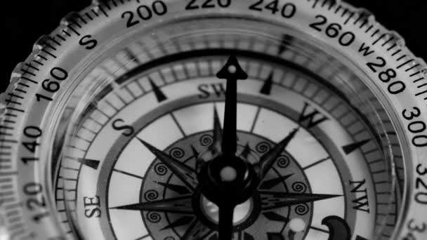 Starý známý kompas. Koncept cestování, dobrodružství, expedice, - Záběry, video