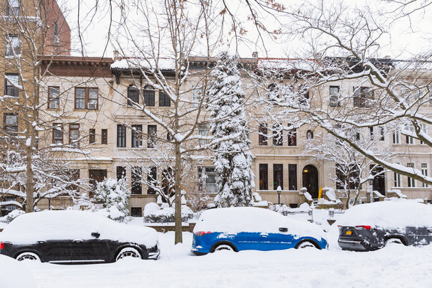 Winter scene met sneeuw bedekte auto 's geparkeerd langs straten in Brooklyn, NY. Bruinstenen in het winterseizoen - Foto, afbeelding
