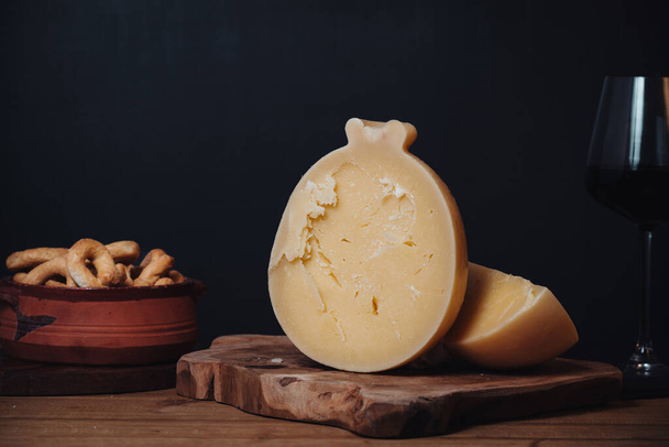 Lahodné Caciocavallo, tradiční chutný sýr z oblasti Puglia - Fotografie, Obrázek