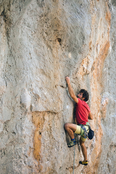 Ein Mann treibt Extremsport, ein Bergsteiger trainiert auf türkischen Felsen Kraft- und Ausdauertraining - Foto, Bild