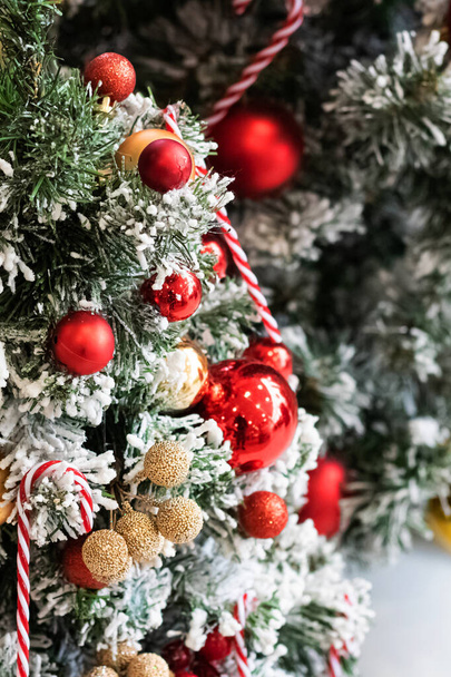 Bolas rojas y blancas en el árbol de Navidad - Foto, imagen