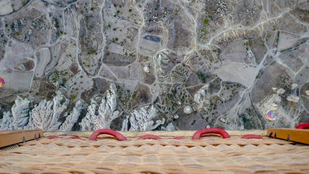 Воздушные шары утром. Каппадокия, район Гореме, удивительное место. Вид сверху. - Фото, изображение
