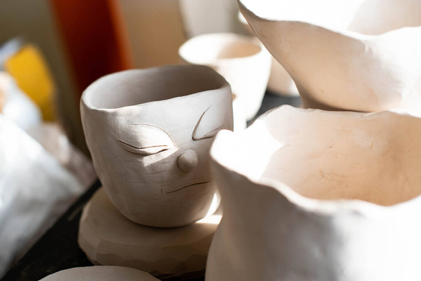 Töpferatelier. Keramik Cley Objekt in der Werkstatt eines Künstlers wartet darauf, bearbeitet zu werden - Foto, Bild