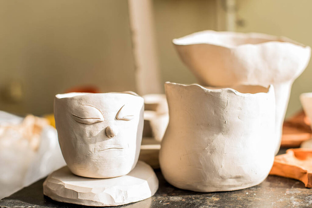Töpferatelier. Keramik Cley Objekt in der Werkstatt eines Künstlers wartet darauf, bearbeitet zu werden - Foto, Bild