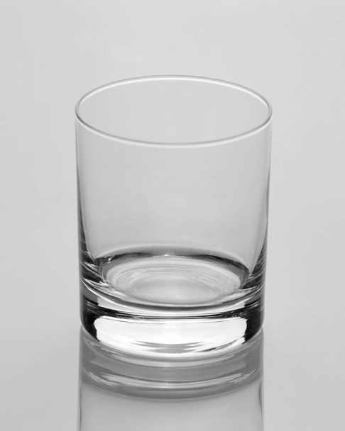 Vidrio vacío para agua aislado fondo blanco - Foto, imagen