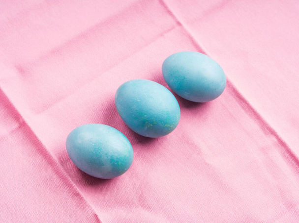 Blaue Ostereier auf pastellrosa Hintergrund - Foto, Bild