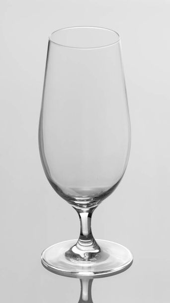 Vidrio vacío, aislado sobre un fondo blanco - Foto, Imagen