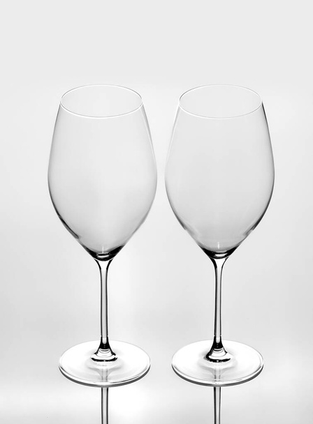 白い背景に隔離された2つの空のワイングラス - 写真・画像