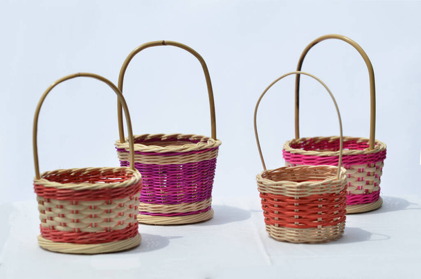 Alcuni cesti di uova tradizionali fatti a mano di solito utilizzati nel regalo di nozze. Punti focali selettivi - Foto, immagini