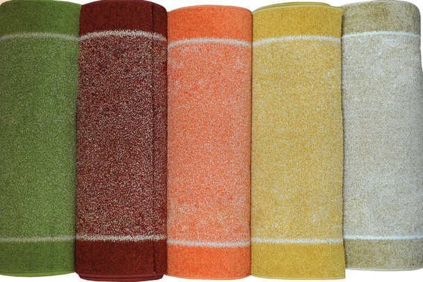 Rollos de alfombra. Las alfombras se enrollan en rollos como fondo - Foto, Imagen