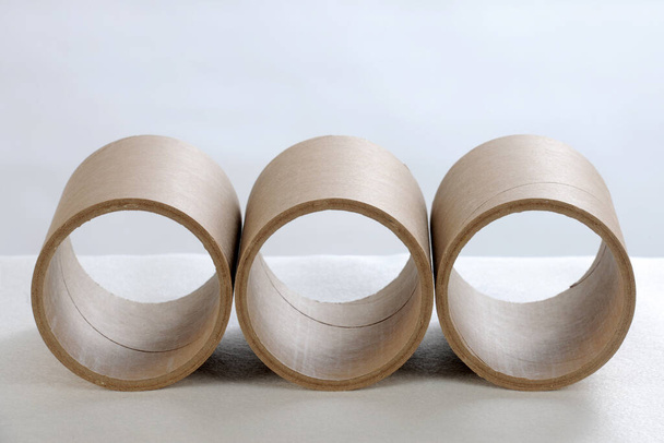 Tubos de papel, tubo de cartón sobre un fondo blanco - Foto, Imagen